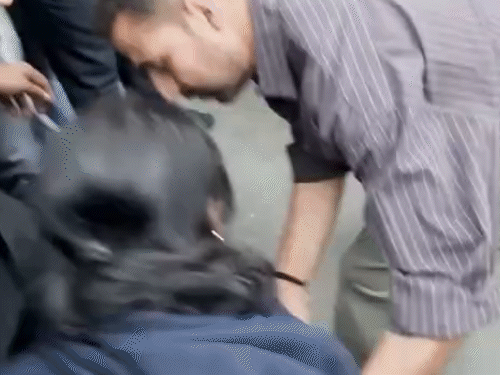 बीएमसी चुनाव में वोट डालने पहुंचे अक्षय-ट्विंकल:पोलिंग बूथ के बाहर युवती ने मांगी मदद, एक्टर ने स्टाफ को नंबर लेने को कहा