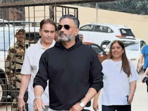 Mumbai BMC Election 2026; Akshay Kumar Hema Malini Polling Booth Photos ...