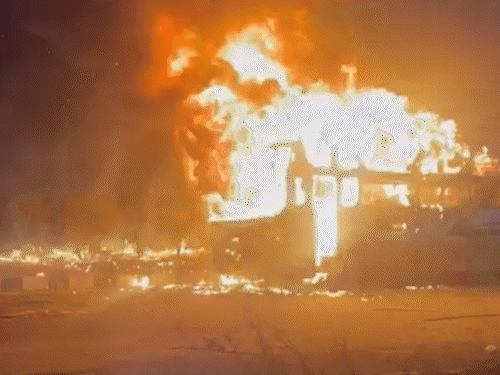 रांची के ओरमांझी में बस हादसे के बाद बवाल:  बस की टक्कर में युवती घायल, नाराज स्थानीय लोगों ने जला दी बस – Ramgarh (Jharkhand) News