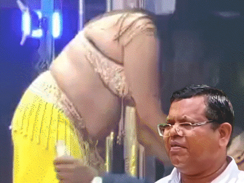 अश्लील डांस…डांसर्स पर पैसे उड़ाने, VIDEO बनाने वाले SDM सस्पेंड:  गरियाबंद में डांसर्स ने दिखाए थे प्राइवेट पार्ट्स, कमिश्नर बोले- अश्लीलता को बढ़ावा दिया – Chhattisgarh News