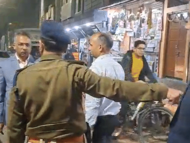 इंदौर: राहुल गांधी पीड़ित परिवारों से मिलेंगे, सुरक्षा चाक-चौबंद | राष्ट्रीय Rahul Gandhi Meets Bereaved Families news image