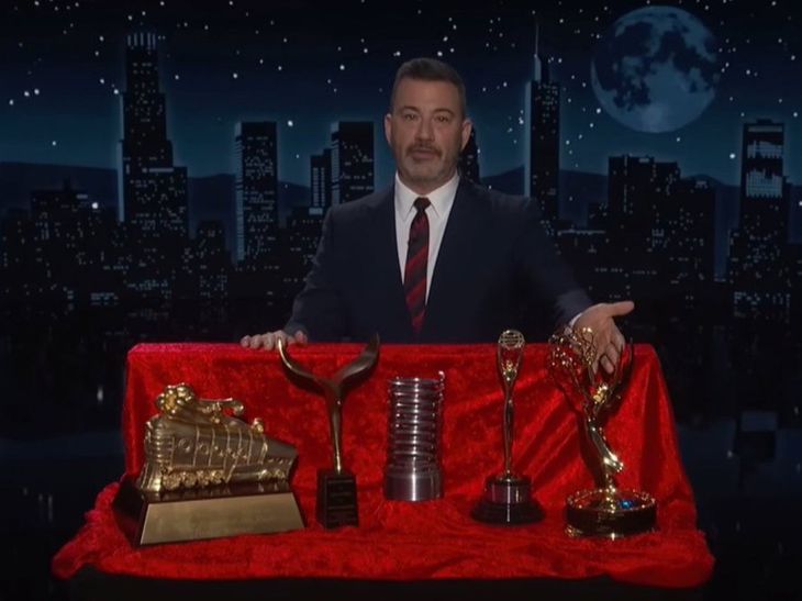 अमेरिकी कॉमेडियन ने ट्रम्प का मजाक उड़ाया:कहा- अप्रवासियों की गिरफ्तारी रोके अपने अवॉर्ड दूंगा; व्हाइट हाउस बोला- अपने पास रखो, नौकरी जाने पर गिरवी रखना