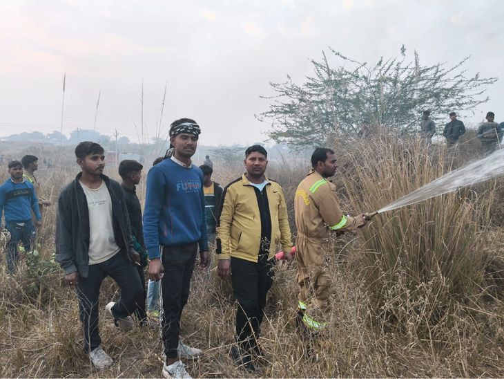 Fire Brigade Controls Jungle Fire in Rihaawali Village, Fatehabad