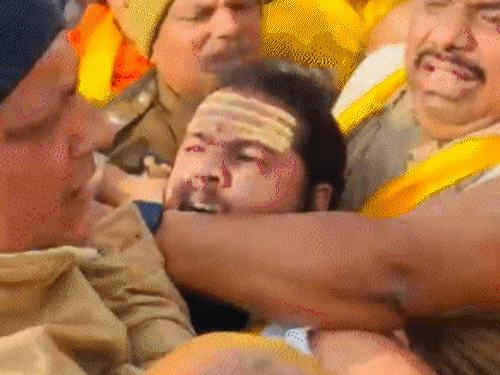 माघ मेले में धर्मिक विवाद: शंकराचार्य की पालकी रोकने पर हंगामा क्यों? Prayagraj Magh Mela Unpleasant Incident news image