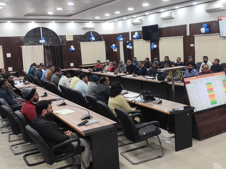 बांका में स्वास्थ्य व्यवस्था की कड़ी जांच:  प्रसव में कमी पर डीएम सख्त, 75 फीसदी लक्ष्य पूरा करने का अल्टीमेटम, लापरवाही पर वेतन रोकने की चेतावनी – Banka News