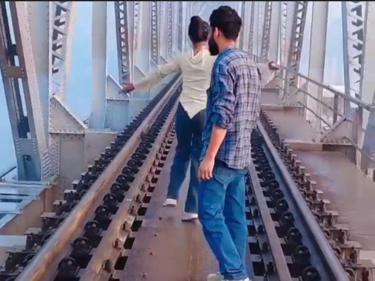 Jalaun Kalpi Railway Bridge Video Shooting Safety Violation | Accident Risk