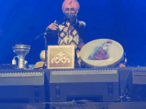 बॉलीवुड अभिनेत्री सोनम बाजवा को गायक सरताज ने बताया 'ग्रेसफुल', क्या मंच से कही ... Sartaaj Bajwa Mumbai Performance news image