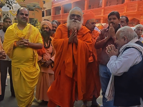 अखाड़ा परिषद बोला-शंकराचार्य पद तभी मान्य…जब 13 अखाड़े चादर ओढ़ाएं:माघ मेले में शंकराचार्य समर्थकों- पुलिस टकराव पर जताई चिंता; कहा- इससे सम्मान नहीं बढ़ता