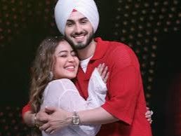 तलाक की खबरों पर नेहा कक्कड़ ने तोड़ी चुप्पी:कहा- मेरे पति और परिवार को इसमें मत घसीटो, एक दिन पहले रिश्तों से ब्रेक लेने की बात कही थी