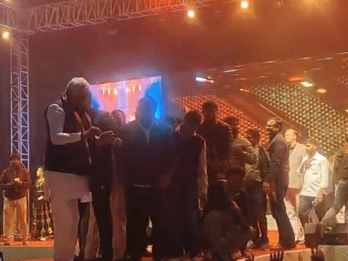 काला चश्मा लगा देसी स्वैग में नाचे मंत्री किरोड़ी,VIDEO:  कैलाश खेर के साथ कलेक्टर-SP भी झूमे, बम लहरी… गाते ही शिव भक्ति में डूबे लोग – Sawai Madhopur News