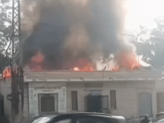 नगर निगम सफाई निरीक्षक कार्यालय के ऊपर लगी आग:  छत पर अवैध रूप से बनी झुग्गियों में लगी आग – Jodhpur News