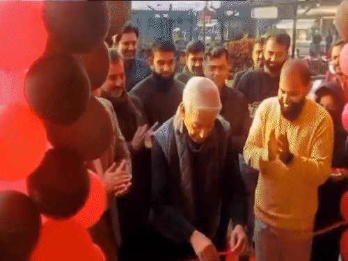 पाकिस्तानी रक्षा मंत्री ने फर्जी पिज्जा हट का उद्घाटन किया:कंपनी बोली- हमारा कोई लेना देना नहीं; सोशल मीडिया पर मजाक बना