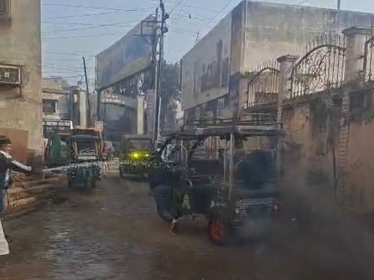 Sardhana E-Rickshaw Fire | Passengers Safe, Locals Douse Flames
