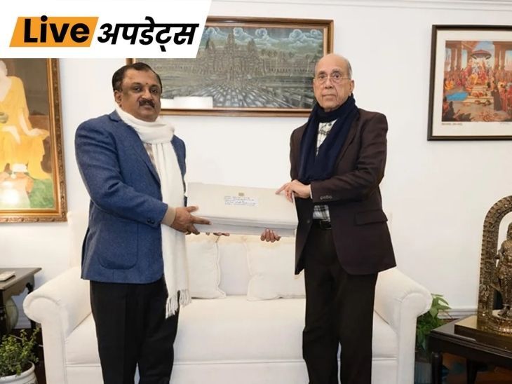 भास्कर अपडेट्स:अयोध्या के राम कथा म्यूजियम को 233 साल पुरानी दुर्लभ रामायण मैन्युस्क्रिप्ट भेंट की गई- INA NEWS