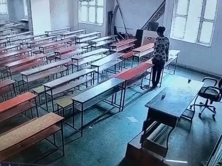 गुजरात के कॉलेज में छात्रा ने क्लास में सुसाइड किया:  बेंच पर चढ़कर पंखे से स्कार्फ बांधा, फिर फोन चेक कर फांसी लगाई