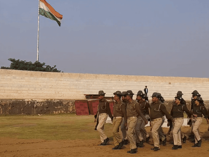 फलोदी में गणतंत्र दिवस की परेड का अभ्यास शुरू:  मेजर शैतान सिंह स्टेडियम में पुलिस ने की हथियारों के साथ प्रैक्टिस, एनसीसी कैडेट्स भी रहे मौजूद – Phalodi News