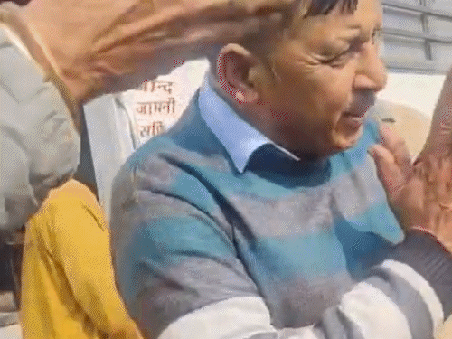 कांग्रेस नेता ने 10 बार पैर पकड़ माफी मांगी,VIDEO:पानीपत में महिला से मोबाइल नंबर मांगने का आरोप, ग्रामीणों ने पकड़ा तो बोला- तू मेरी बहन