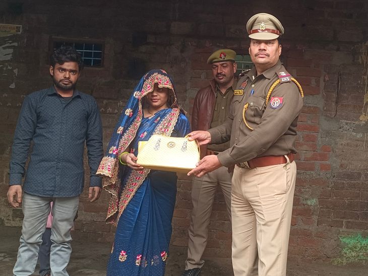 Kudarkot Police Return Lost Purse, Exemplify Humanity