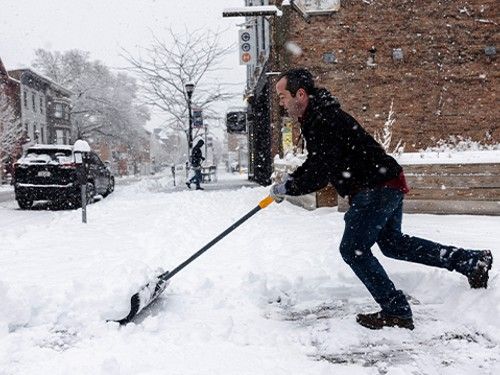 अमेरिका के 15 राज्यों में बर्फीले तूफान का खतरा:इमरजेंसी घोषित, 20 करोड़ लोगों पर संकट; 7000 से ज्यादा फ्लाइट्स कैंसिल