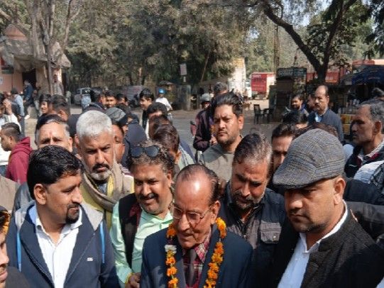 Agra RTO Office Protest | Agents Strike Over Driving License Fee