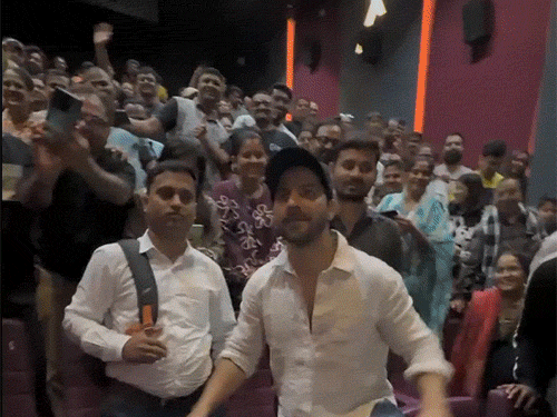 फिल्म बॉर्डर 2 ने दो दिनों में कमाए ₹72.69 करोड़:मुंबई में थिएटर में वरुण धवन पहुंचे, एक्टर को देख फैंस हो गए सरप्राइज