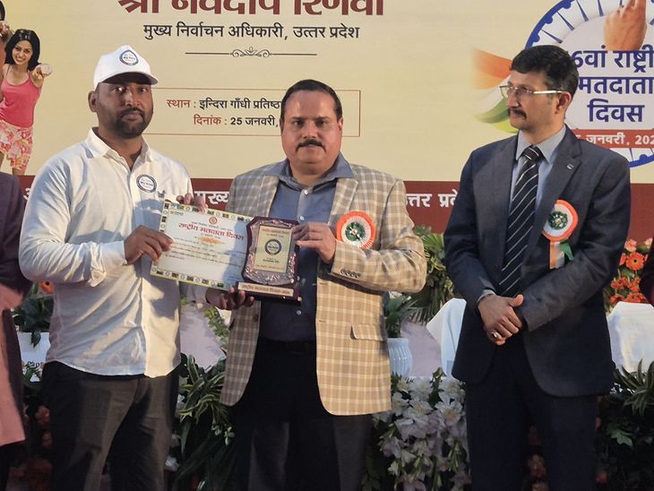 Lucknow Election Official Navdeep Rinwa Honors Mau Lekhpal Vivek Rai