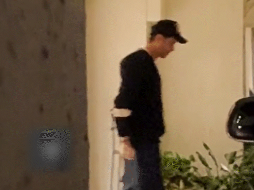 হৃতিক রোশনকে ক্রাচের সাহায্যে হাঁটতে দেখা গেছে: অভিনেতা চলচ্চিত্র নির্মাতা গোল্ডি বেহলের পার্টিতে পৌঁছেছিলেন, ভক্তরা উদ্বেগ প্রকাশ করেছিলেন