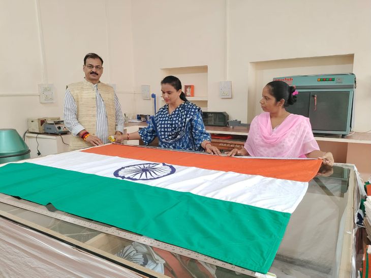 ग्वालियर में बनता है उच्च गुणवत्ता का तिरंगा:  9 मानकों पर खरा उतरने के बाद 55 दिन की मेहनत से लेता है आकार – Gwalior News