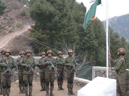 गणतंत्र दिवस 2026-सेना ने उरी में LoC पर फहराया तिरंगा:  अहमदाबाद के युवक ने लाल चौक पर लगाए हिंदुस्तान जिंदाबाद के नारे