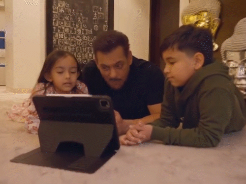 সালমান খান একটি বিশেষ উপায়ে প্রজাতন্ত্র দিবস উদযাপন করেছেন: অভিনেতা তার ভাগ্নে এবং ভাগ্নির সাথে গালওয়ানের যুদ্ধের গানটি গুনগুন করার একটি ভিডিও শেয়ার করেছেন।