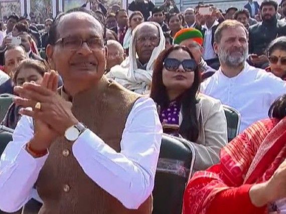 गणतंत्र दिवस पर राहुल-खड़गे तीसरी लाइन में बैठे दिखे:कांग्रेस का मोदी-शाह पर अपमान करने का आरोप; पहली लाइन में बैठे आडवाणी की पुरानी फोटो दिखाई- INA NEWS