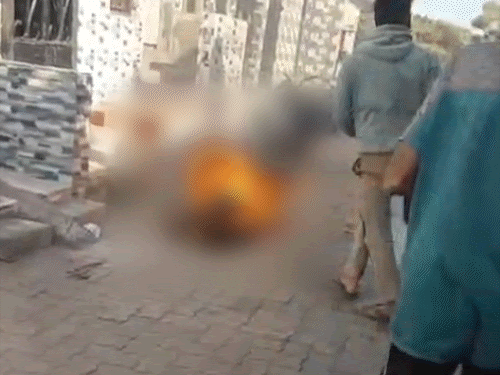 गुजरात में पड़ोसियों ने व्यक्ति को जिंदा जलाया, VIDEO:  घर के बाहर बैठने को लेकर विवाद, डीजल डालकर आग लगाई; 3 गिरफ्तार