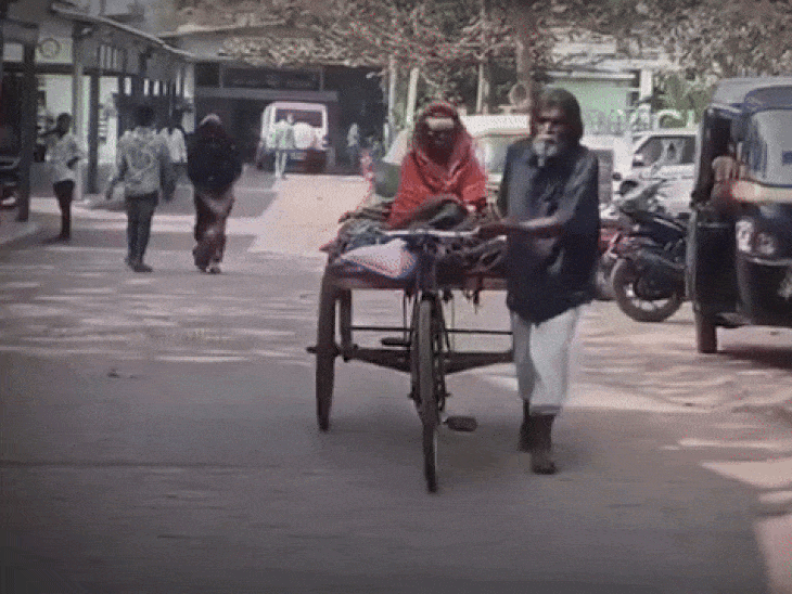 पति ने बीमार पत्नी को बैठाकर 600KM रिक्शा खींचा:  9 दिन में संबलपुर से कटक पहुंचे, 70 साल की उम्र में कबाड़ बीनकर इलाज कराया