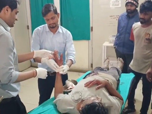 बांसवाड़ा में आरा-मशीन में आने से श्रमिक का हाथ कटा:  लकड़ी काटते मशीन की चपेट में आया, उदयपुर रेफर – Banswara News