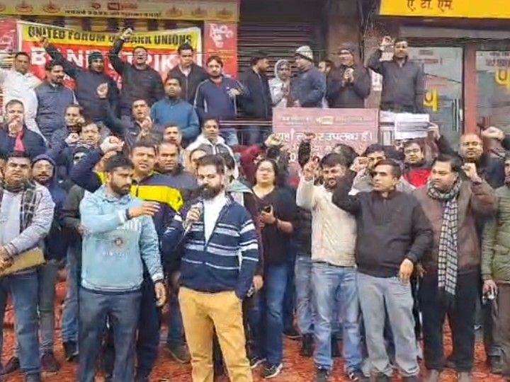कैथल में सरकारी बैंक कर्मियों ने की हड़ताल:  दो दिन छुट्‌टी की मांग, बोले- पूरी नहीं हुई तो अनिश्चित करेंगे हड़ताल – Kaithal News