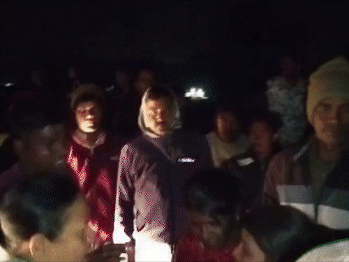 गिरिडीह के तिकोनिया झरना पुल के पास हादसा:  बाइक सवार युवक को अज्ञात वाहन ने कुचला, नाराज ग्रामीणों से दो घंटे सड़क रखा जाम – Giridih News