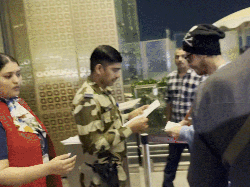 सिक्योरिटी गार्ड ने शाहरुख का चश्मा उतरवाया:स्माइल करते नजर आए एक्टर, मुंबई एयरपोर्ट से चेकिंग का वीडियो वायरल