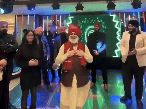 'कजरारे-कजरारे कारे-कारे नैना' गाने पर थिरके गुरुद्वारा साहिब के सेवादार:सिख समुदाय ने जताई नाराजगी, VIDEO वायरल होने पर बोले- माफ करो, आगे से नहीं नाचूंगा- INA NEWS