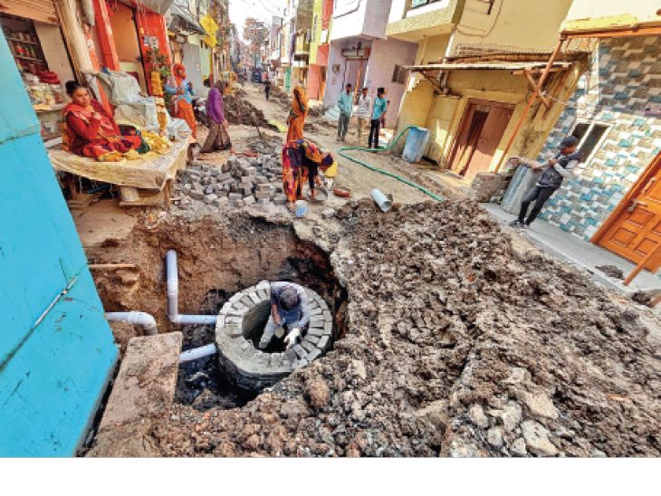 भागीरथपुरा:  बोरिंग ही नहीं मिट्‌टी से भी ड्रेनेज की बदबू, 30% इलाके में ही नलों से सप्लाय शुरू – Indore News