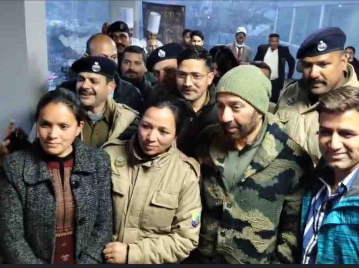 सनी देओल ने कुल्लू में देखा ‘बॉर्डर 2’ का प्रीमियर:  फैंस के साथ खिंचवाई फोटो, शोभला मल्टीप्लेक्स में दर्शकों के साथ बैठे – Patlikuhal News