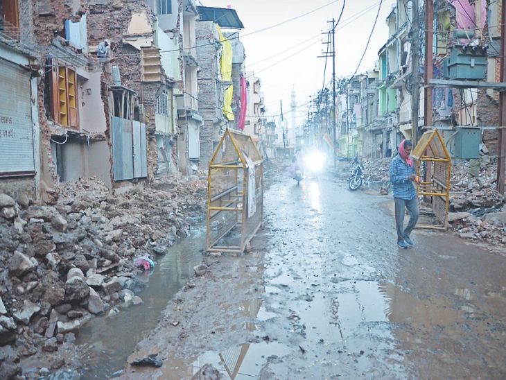 चौड़ीकरण:  लीकेज व नाली के पानी से सड़कों पर कीचड़, पैदल चलना भी संभव नहीं – Ujjain News