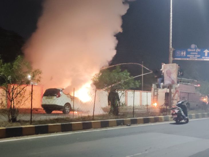 10 pm: A moving car caught fire and was reduced to ashes in 20 minutes.