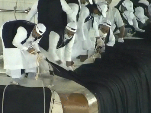 यौन अपराधी को क्यों भिजवाया मक्का का पवित्र कपड़ा:एप्सटीन फाइल्स में दावा- UAE की बिजनेसवुमन ने भेजा था, काबा को ढकने में इस्तेमाल होता