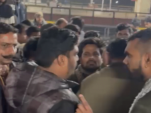 ट्रेन में छेड़खानी…विरोध पर गुजरात की महिलाओं-बच्चों को पीटा:  अस्थि विसर्जन करने उज्जैन जा रहे थे; बोले- लड़कियों की ओर सिगरेट का धुआं उड़ा रहा था युवक – nagda junction News