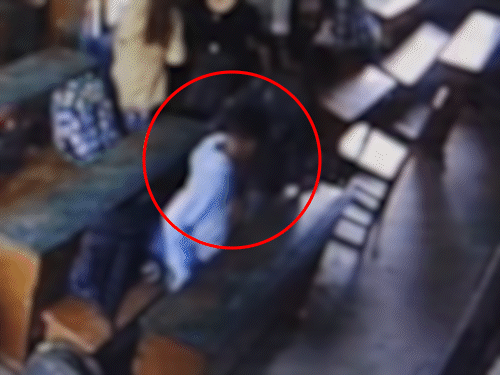 6वीं के छात्र ने साथी की बोतल में मिलाई फिनाइल:  गंध आने से बच्चे ने नहीं पीया था पूरा पानी, गुजरात के अहमदाबाद का मामला – Gujarat News