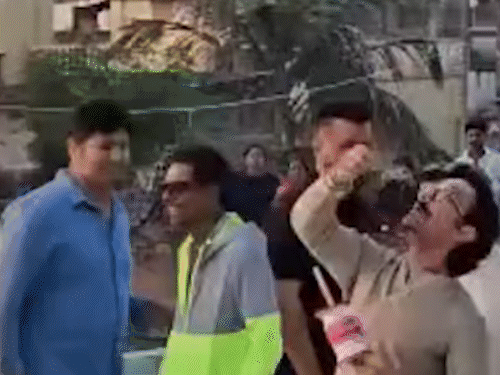 छत पर पतंग उड़ाते नजर आए आमिर खान:अरिजीत सिंह से पश्चिम बंगाल मिलने पहुंचे एक्टर, सोशल मीडिया पर वीडियो वायरल