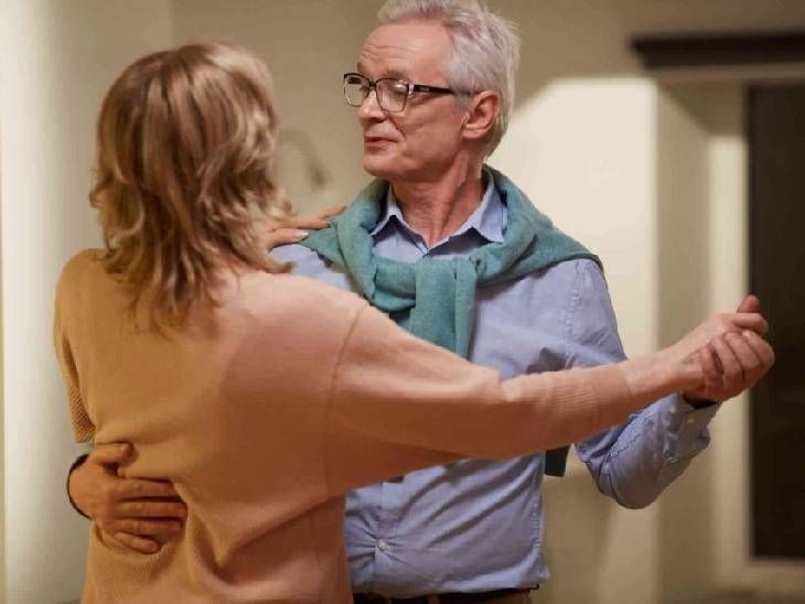 पति और पत्नी में उम्र के अंतर पर छिड़ी बहस:  उम्र में बड़े अंतर वाली शादियों में खुशहाली भरपूर, ये लंबी चलती हैं क्योंकि ये रिश्ता जीवनभर संतोष देता है