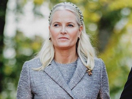 नॉर्वे की क्राउन प्रिंसेस ने यौन अपराधी को स्वीटहार्ट कहा:एपस्टीन फाइल्स में 1000 बार नाम आया; बेटा बलात्कार समेत 38 मामलों में आरोपी