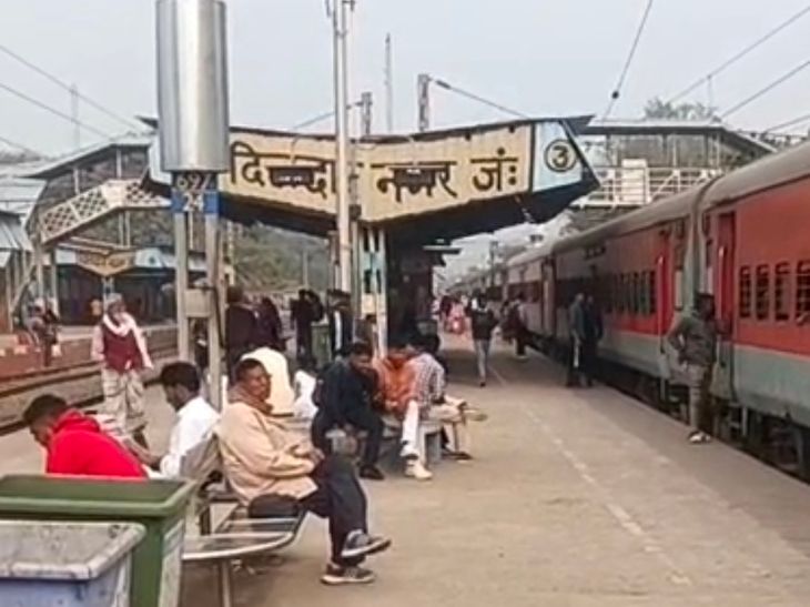 Dildarnagar Train Delays | Fog Disrupts Delhi-Howrah Rail Route