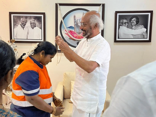 महिला सफाई कर्मचारी की ईमानदारी से प्रभावित हुए रजनीकांत:घर बुलाक... - Latest Hindi News